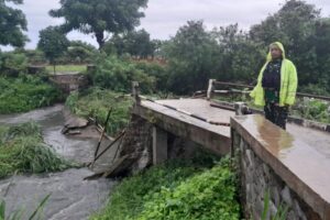 Babinsa Sertu Giri Utomo Pantau Kondisi Jembatan Roboh Akibat Tergerus Air Sungai