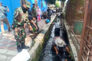 Jalani Ibadah Puasa, Babinsa Koramil 07/Pdk Aren Tetap Semangat Kerja Bakti Bersama Warga