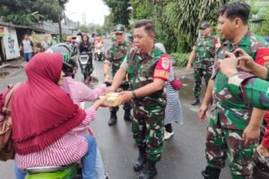 Koramil 03/Pasar Minggu Berbagi Tajil Buka Puasa