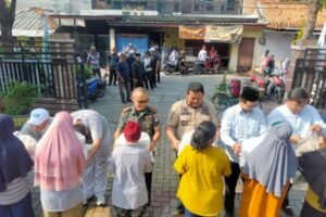 Danramil 02/Btc Dampingi Danrem 052/Wkr Pantau Kelancaran Pembagian Bantuan Sembako