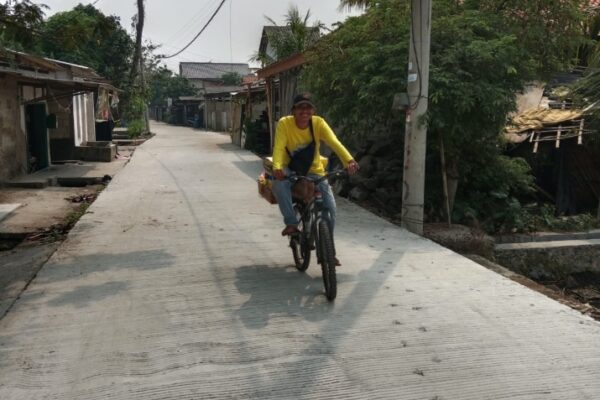 Pedagang Keliling Enjoy Kayuh Sepedanya Di Jalan Baru TMMD