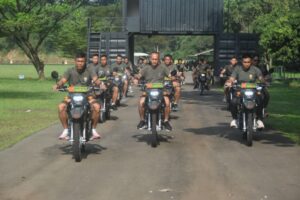 Danyonif 201/JY Bagikan Motor Dinas TNI CRF dan Baju Batik Untuk Mendukung Tugas Pokok