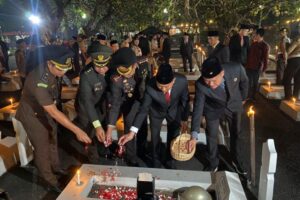 Pj. Kasdim 0506/Tgr Irup Apel Renungan Suci Dan Tabur Bunga di TMP Taruna