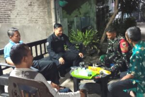 Babinsa Koptu Suyanto Komsos Silaturahmi Ketua RW di Rajeg Mulya