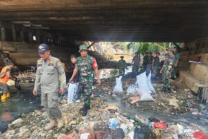 Koramil 02/Matraman Bersih-Bersih Ciliwung