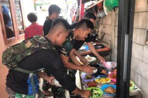 Berbaur dengan Warga, Satgas TMMD 122 Makan Siang Bersama di Rumah Bapak Bonan