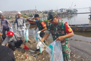 Samudera Green Movement: Danramil Dan Tigapilar Bersama Warga Bersih-Bersih Pantai Tanjung Kait