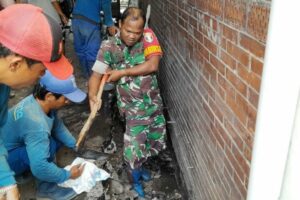 Babinsa dan Sudin Tata Air Bersihkan Selokan di Gambir