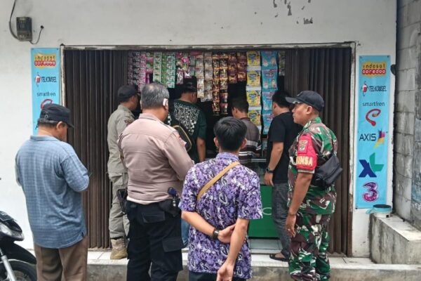 Tanggapi Keresahan Warga, Babinsa dan Polri Gerebek Toko Penjual Obat Terlarang