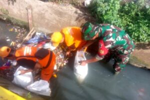 Babinsa Kramatjati Bersama Warga dan PPSU Bersihkan Saluran Air Tersumbat
