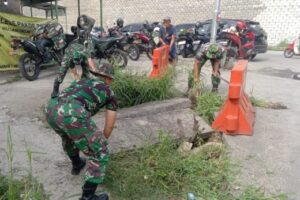 Babinsa Koramil 02/Btc Bersama Warga Bersihkan Saluran Air Antisipasi Banjir