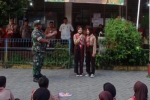 Babinsa Serka Joko Santoso memberikan pembinaan wawasan kebangsaan dan bela negara kepada anggota Pramuka di SDN Poris Gaga 3