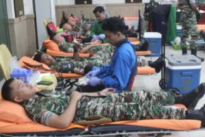 Prajurit Menarhanud 1/F Kodam Jaya melakukan donor darah.