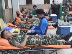 Prajurit Menarhanud 1/F Kodam Jaya melakukan donor darah.