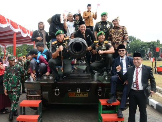 Warga menikmati sensasi joy ride Panser TNI AD dalam peringatan Hari Juang TNI AD ke-79 di Ambarawa.