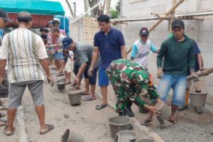 Babinsa Koramil Serpong Gotong Royong di Masjid At Taqwa