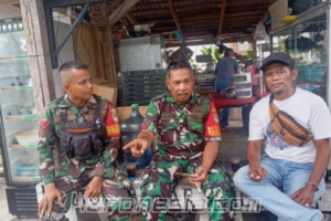 Babinsa Koramil Cikupa melaksanakan Komsos di Desa Dukuh untuk membahas keamanan lingkungan.