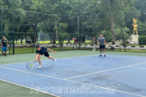 Perwira Yonif 201/JY melaksanakan olahraga tenis lapangan untuk meningkatkan kebugaran jasmani di Jakarta Timur.