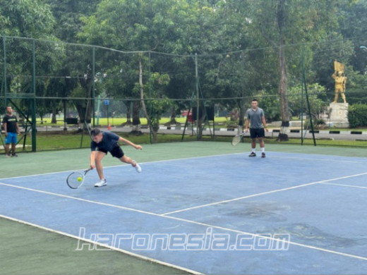 Perwira Yonif 201/JY melaksanakan olahraga tenis lapangan untuk meningkatkan kebugaran jasmani di Jakarta Timur.