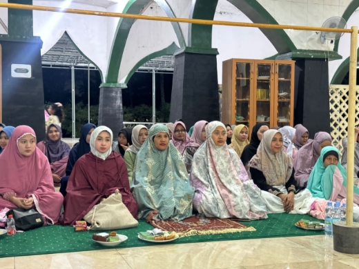 Prajurit Yonif 201/JY dan Persit KCK Ranting 2 mengikuti doa bersama peringatan Isra Mi’raj di Masjid An-Nur.