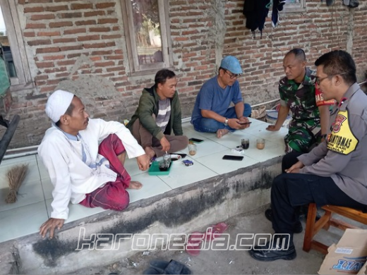 Serka Tarwoto Babinsa Desa Bonisari Komsos bersama warga masyarakat Kampung Buaran Jarak membahas Kamtibmas di wilayah binaan.