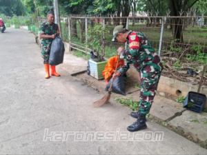 Babinsa dan warga Makasar sedang membersihkan jalan raya dan saluran air dalam kegiatan karya bhakti.