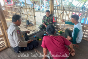 Babinsa Koptu Iwan sedang berbincang dengan warga di Desa Keramat untuk meningkatkan silaturahmi dan keamanan lingkungan.