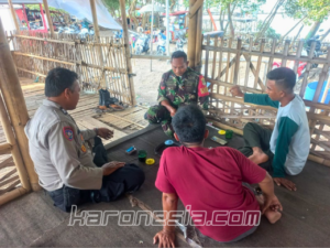 Babinsa Koptu Iwan sedang berbincang dengan warga di Desa Keramat untuk meningkatkan silaturahmi dan keamanan lingkungan.