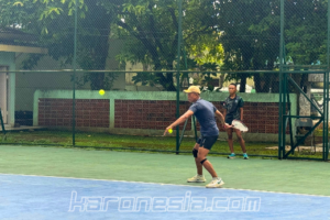 Danyonif 201/JY dan prajurit Yonif 201/JY mempererat silaturahmi melalui olahraga tenis lapangan.