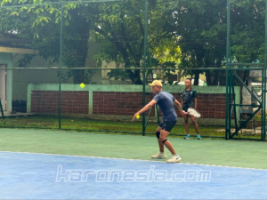 Danyonif 201/JY dan prajurit Yonif 201/JY mempererat silaturahmi melalui olahraga tenis lapangan.