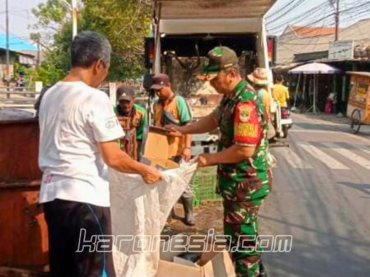 Babinsa Koramil 06/Cakung bersama warga dan petugas PPSU membersihkan tumpukan sampah di Jalan Raya Bekasi, Jakarta Timur.