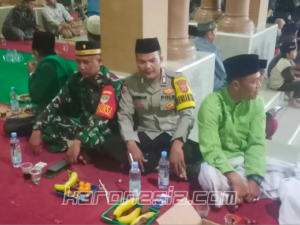 Babinsa Koramil 12/Rajeg dan Bhabinkamtibmas menghadiri PHBI Isra Miraj di Masjid Jami Al Ikhlas, Desa Sukamanah, Tangerang.