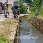 Babinsa Koramil Pamulang bersama warga membersihkan saluran air di Pondok Benda, Tangerang Selatan.