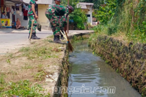 Babinsa Koramil Pamulang bersama warga membersihkan saluran air di Pondok Benda, Tangerang Selatan.