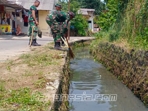 Babinsa Koramil Pamulang bersama warga membersihkan saluran air di Pondok Benda, Tangerang Selatan.