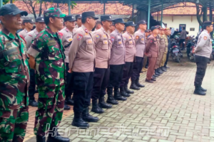Koramil 01/Teluknaga, Polsek, dan Satpol PP Gelar Apel Pengamanan Imlek 2025 Gambar: Personel TNI-Polri dan Satpol PP mengikuti apel pengamanan Imlek 2025 di Lapangan Polsek Teluknaga, Kabupaten Tangerang.