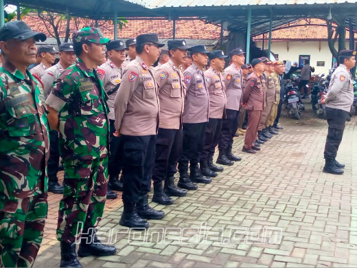 Gambar: Personel TNI-Polri dan Satpol PP mengikuti apel pengamanan Imlek 2025 di Lapangan Polsek Teluknaga, Kabupaten Tangerang.