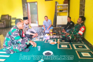 Babinsa Kelurahan Sukatani bersama Binmas dan tokoh masyarakat saat menggelar komunikasi sosial di Desa Batu Nunggul, Kecamatan Rajeg, Tangerang.