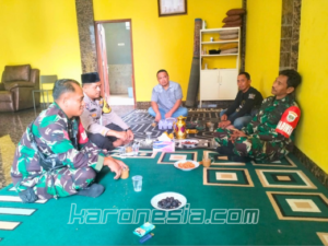 Babinsa Kelurahan Sukatani bersama Binmas dan tokoh masyarakat saat menggelar komunikasi sosial di Desa Batu Nunggul, Kecamatan Rajeg, Tangerang.