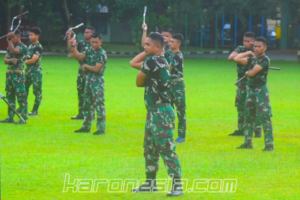 Prajurit Yonif 201/JY saat melakukan latihan beladiri taktis dan double stick di Lapangan Mayonif 201/JY, Jakarta Timur.