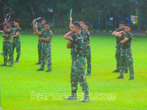 Prajurit Yonif 201/JY saat melakukan latihan beladiri taktis dan double stick di Lapangan Mayonif 201/JY, Jakarta Timur.