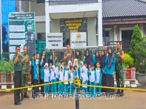 Siswa TK Ar Araseed berfoto bersama personel TNI di Koramil 07/Pondok Aren saat kunjungan edukasi.