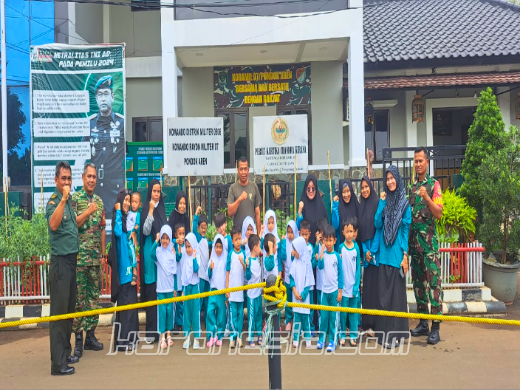 Siswa TK Ar Araseed berfoto bersama personel TNI di Koramil 07/Pondok Aren saat kunjungan edukasi.