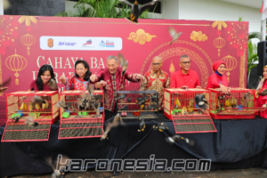 JAM-Intelijen Reda Manthovani: Imlek Sebagai Wujud Kepedulian Sosial dan Keberagaman JAM-Intelijen Reda Manthovani melepaskan burung dalam ritual Fang Sheng untuk simbol kebebasan dan harapan pada perayaan Imlek 2576.