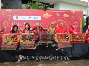 JAM-Intelijen Reda Manthovani melepaskan burung dalam ritual Fang Sheng untuk simbol kebebasan dan harapan pada perayaan Imlek 2576.