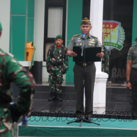 Kasdim 0506/Tgr Letkol Arm Laode Irwan H. memimpin upacara bendera di Makodim 0506/Tgr, menanamkan nilai patriotisme dan disiplin prajurit.