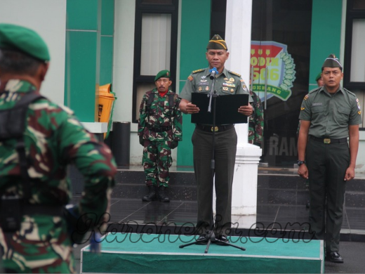 Kasdim 0506/Tgr Letkol Arm Laode Irwan H. memimpin upacara bendera di Makodim 0506/Tgr, menanamkan nilai patriotisme dan disiplin prajurit.