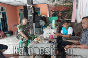 Babinsa Pasir Ampo bersama Jaro dan warga dalam kegiatan Komunikasi Sosial (Komsos) untuk menjaga keamanan dan kebersamaan.