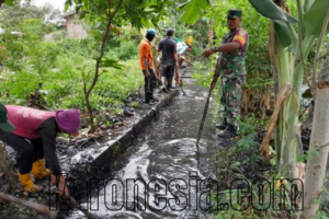 Antisipasi Banjir, Babinsa dan Warga Bantarjaya Kerja Bakti Babinsa Koramil 11/Pebayuran bersama warga membersihkan saluran air dalam kerja bakti gotong royong.