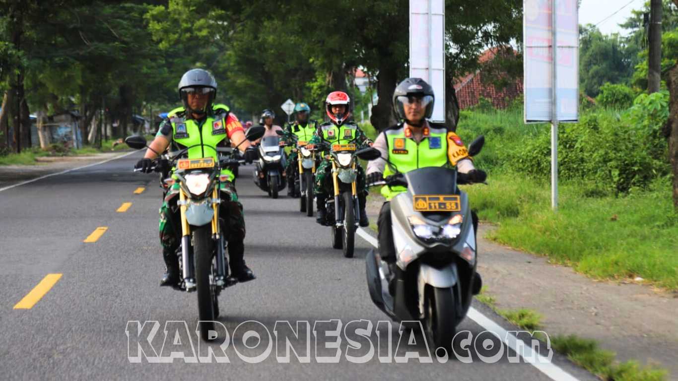 Sinergitas TNI-Polri Patroli Bersama dan Bagikan Bingkisan Kepada Warga Masyarakat